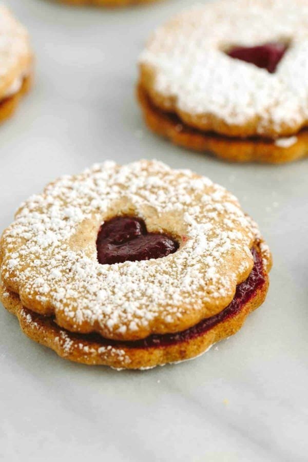 关闭一个linzer曲奇饼用蔓越桔填装显示通过在中心的一个心形的剪切