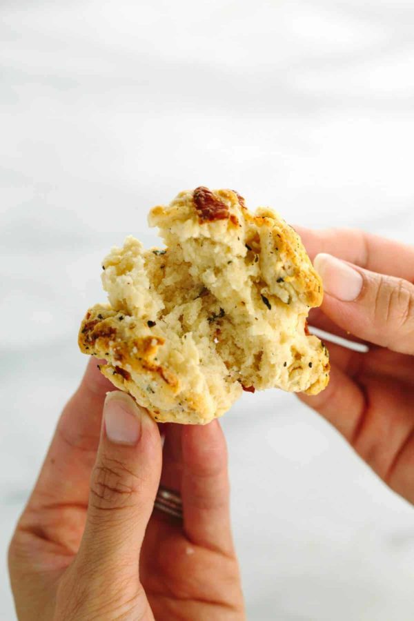 手指撕裂了一个小饼干