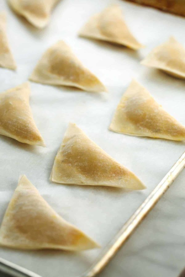 托盘里装满了自制的南瓜馄饨