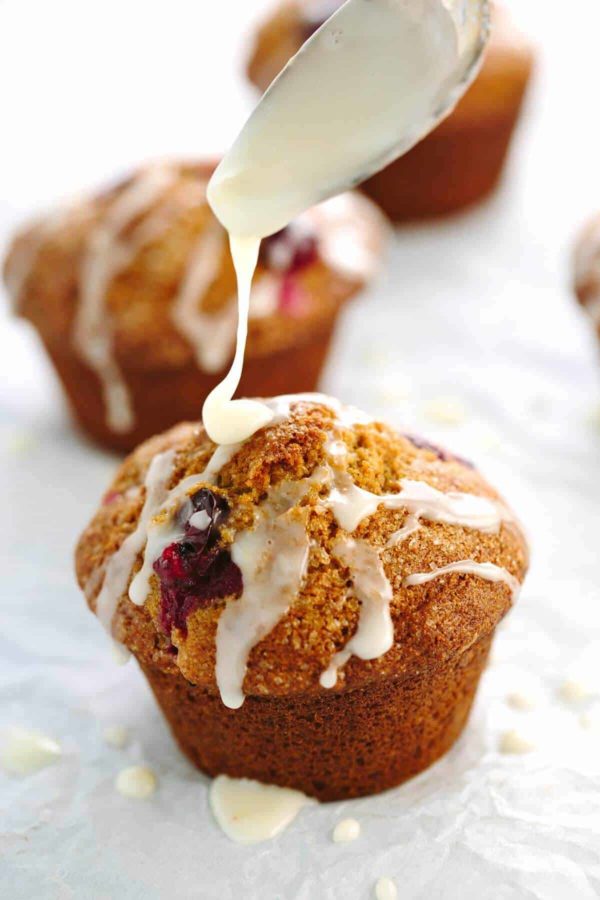 匙子倾吐在松饼顶部的糖霜