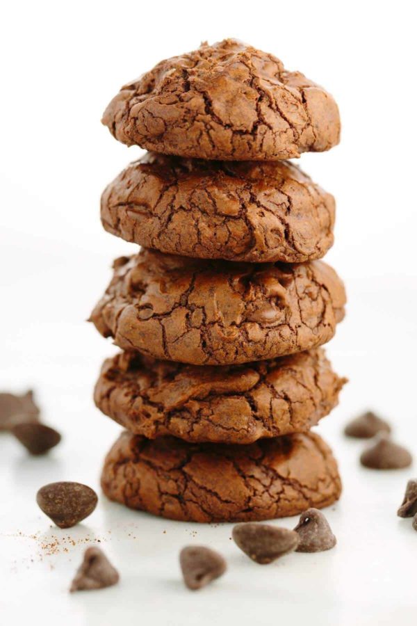 五个饼干堆叠在彼此之上