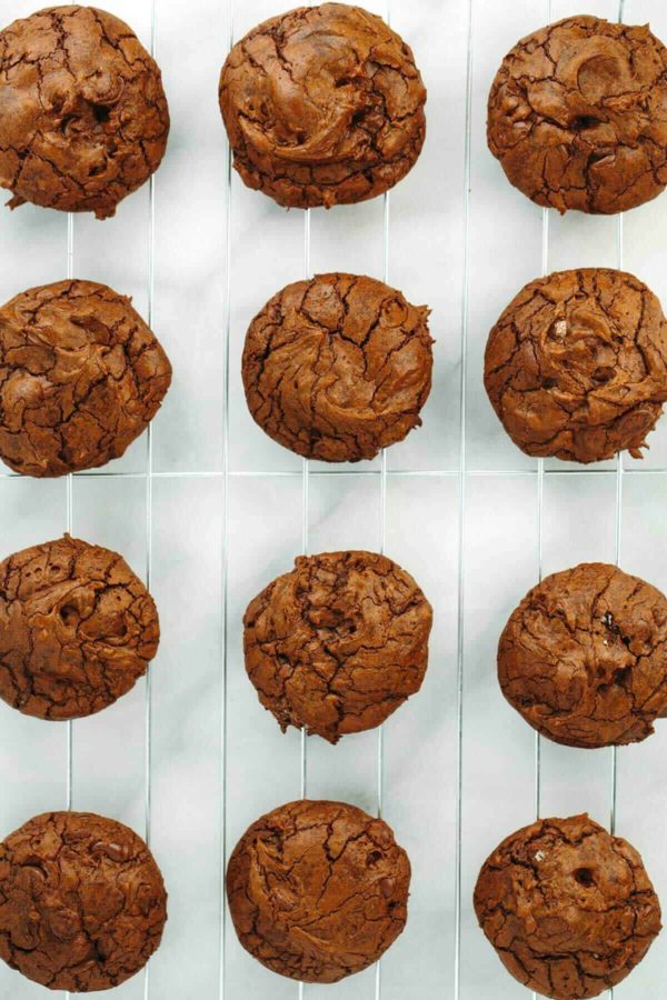 饼干在银线架上冷却