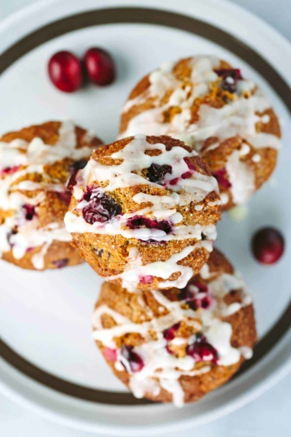 四个松饼顶视图在一块板材的有白色糖霜的