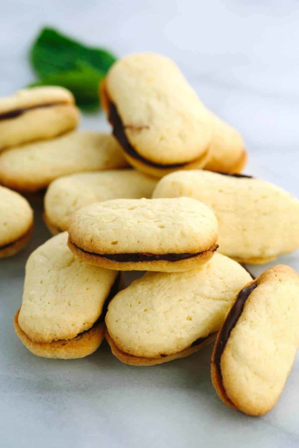 几块巧克力米兰饼干摊在大理石表面上