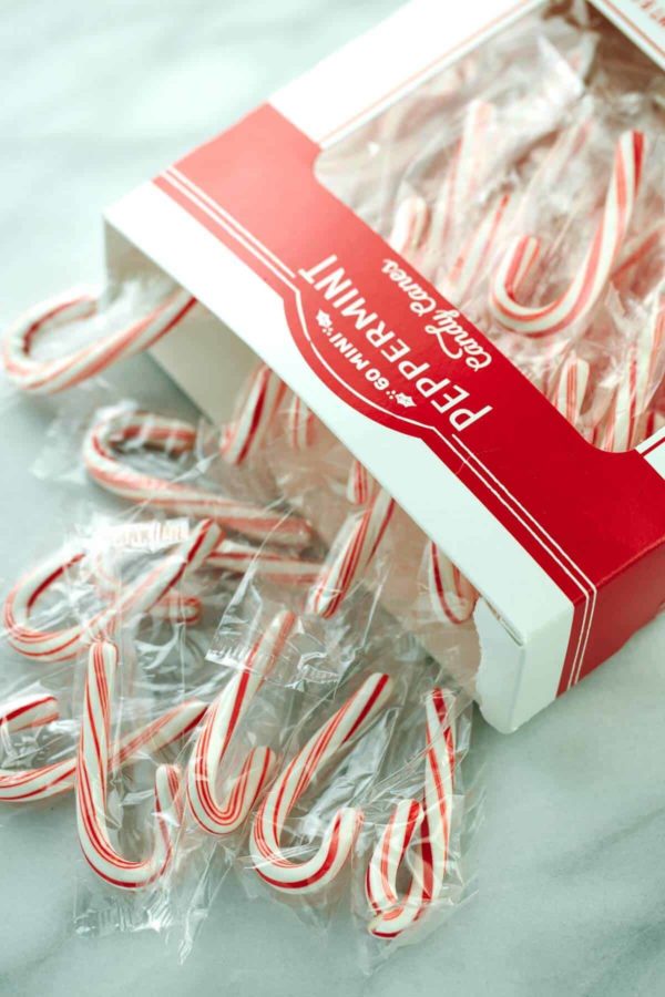 一大盒开着的迷你拐杖糖