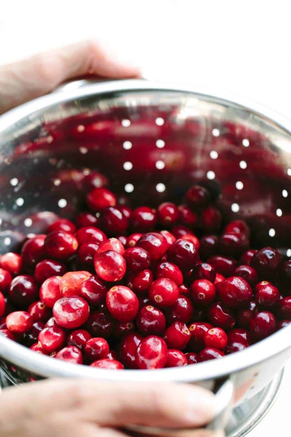 在漏勺中洗红宝石红色蔓越莓