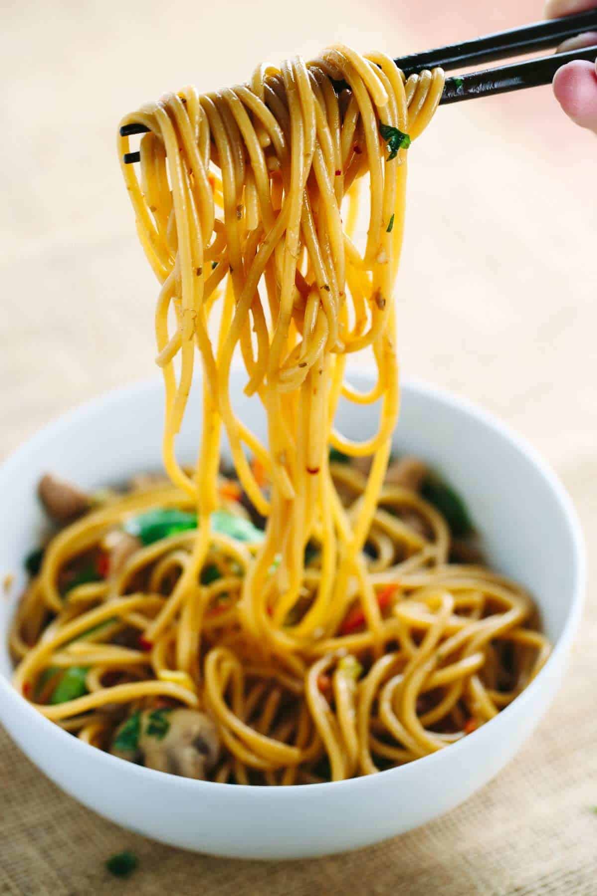 用筷子在碗里夹大蒜面
