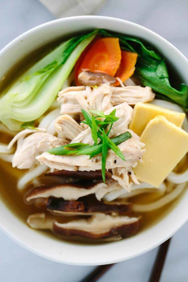 从上往下看一碗乌冬面汤配鸡丝