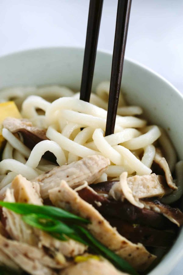 筷子举乌鸦顿面条从汤碗外面