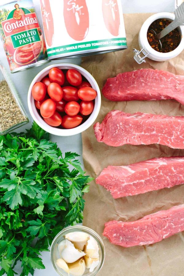 牛肉短肋骨和调味料在桌子上