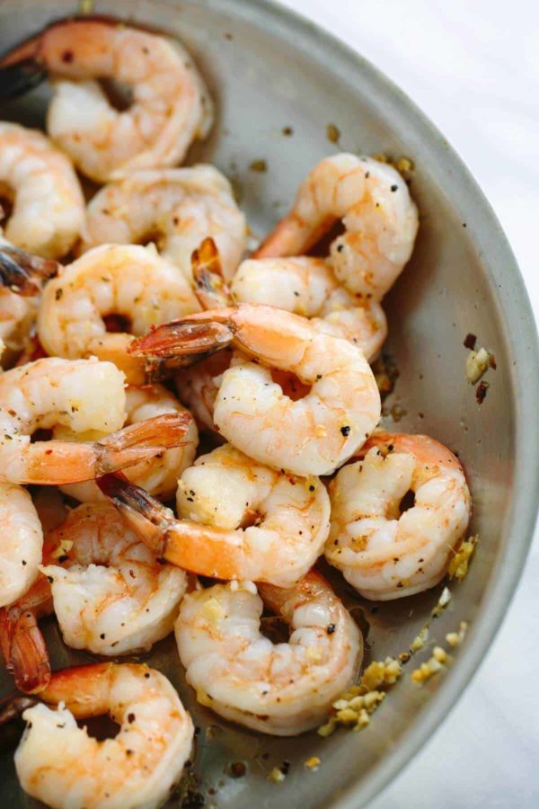 烹调在煎锅的辣大蒜虾