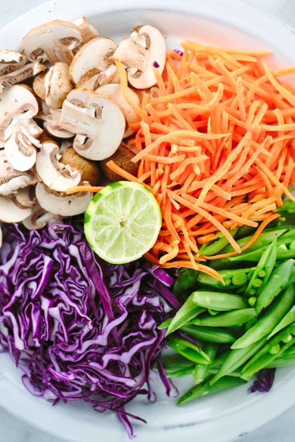 几样蔬菜原料切成丝放在盘子里