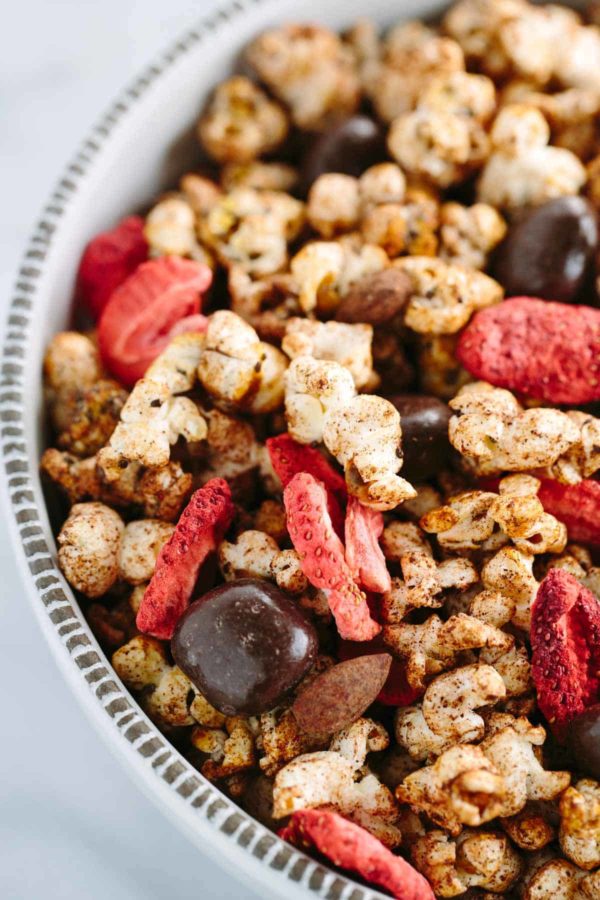 关闭玉米花用干草莓和巧克力糖