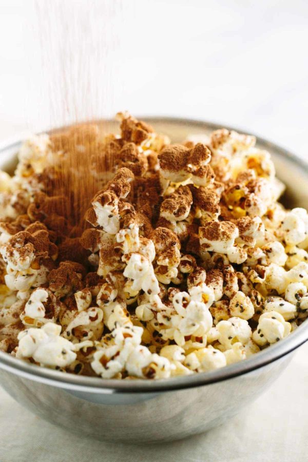 把可可粉倒在一碗爆米花上