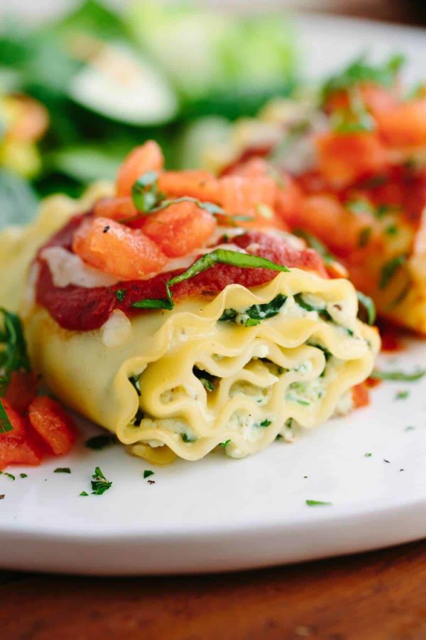 关闭在板材服务的烤宽面条卷