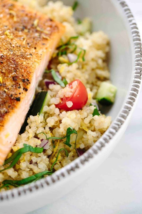 一碗西红柿和黄瓜丁中藜麦的特写镜头