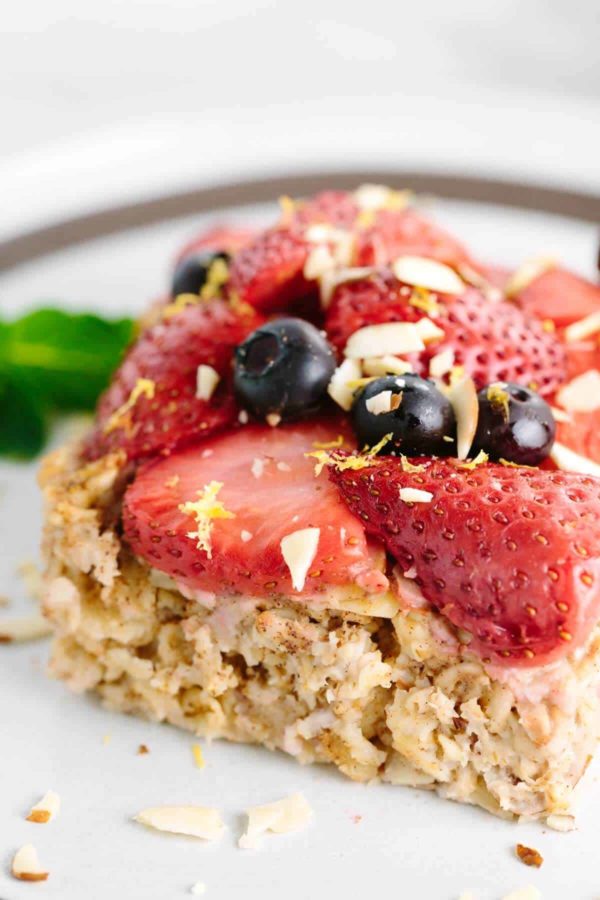 烤燕麦片,上面放水果