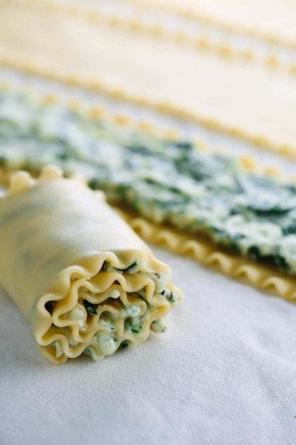 烤宽面条卷起奶酪馅料