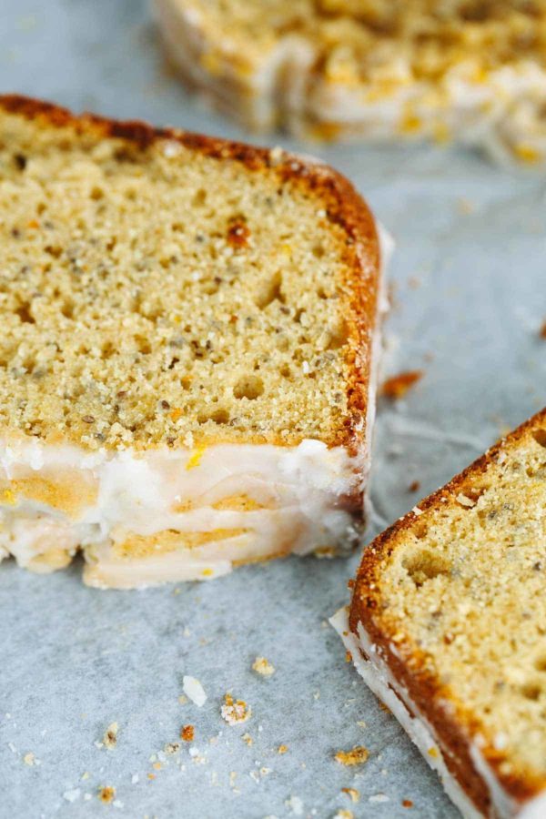 关闭两片切片蛋糕面包