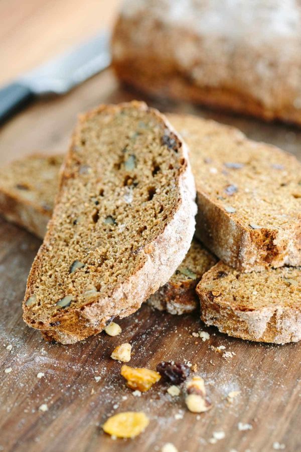 爱尔兰苏打面包用葡萄干和核桃