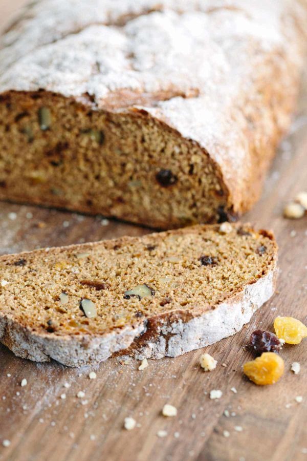 爱尔兰苏打面包用葡萄干和核桃