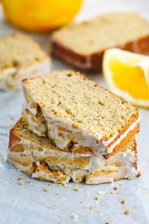 两片柠檬蛋糕堆积在彼此顶部