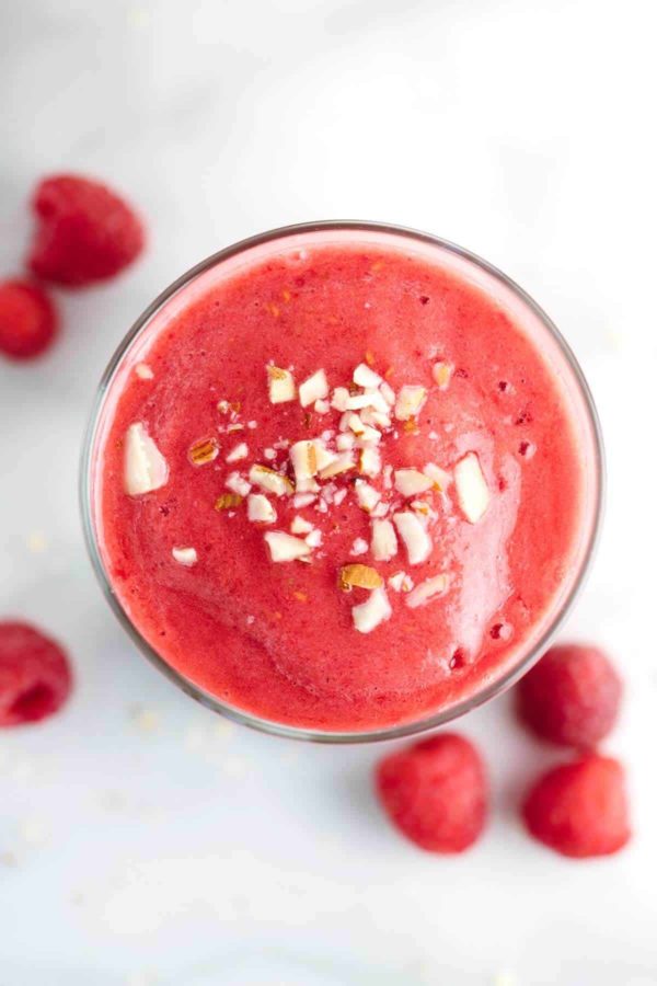 从上往下看一杯混合冰沙