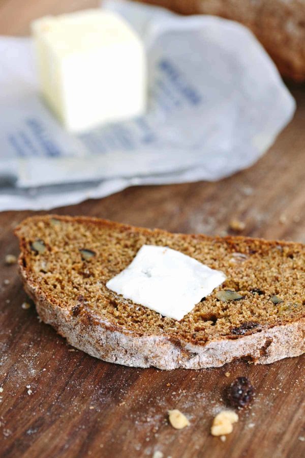 黄油馅饼融化在一片爱尔兰苏打面包的顶部