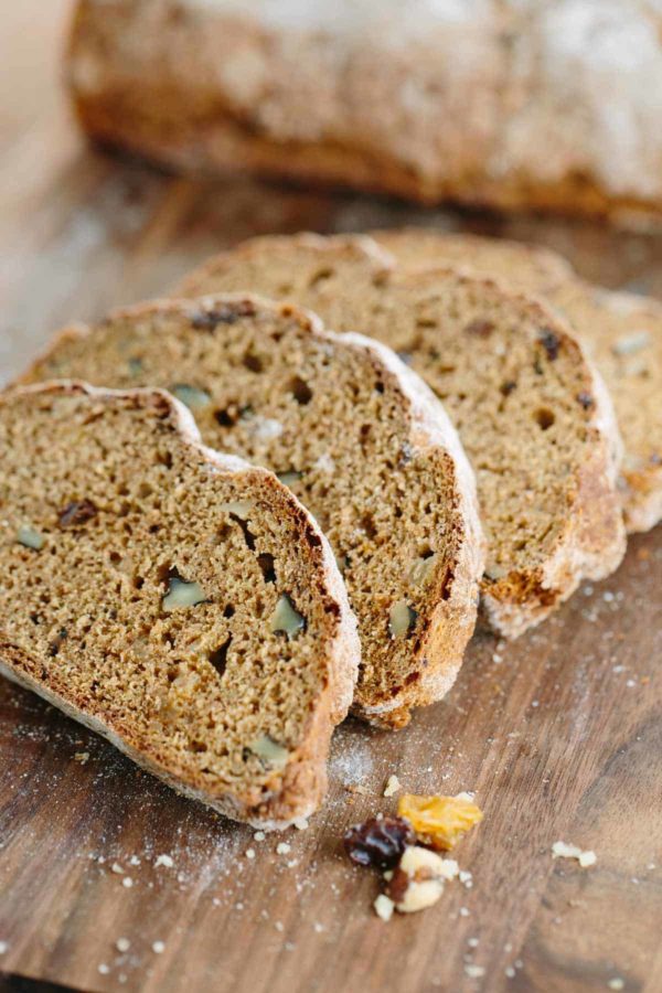 几片面包在一个木切板