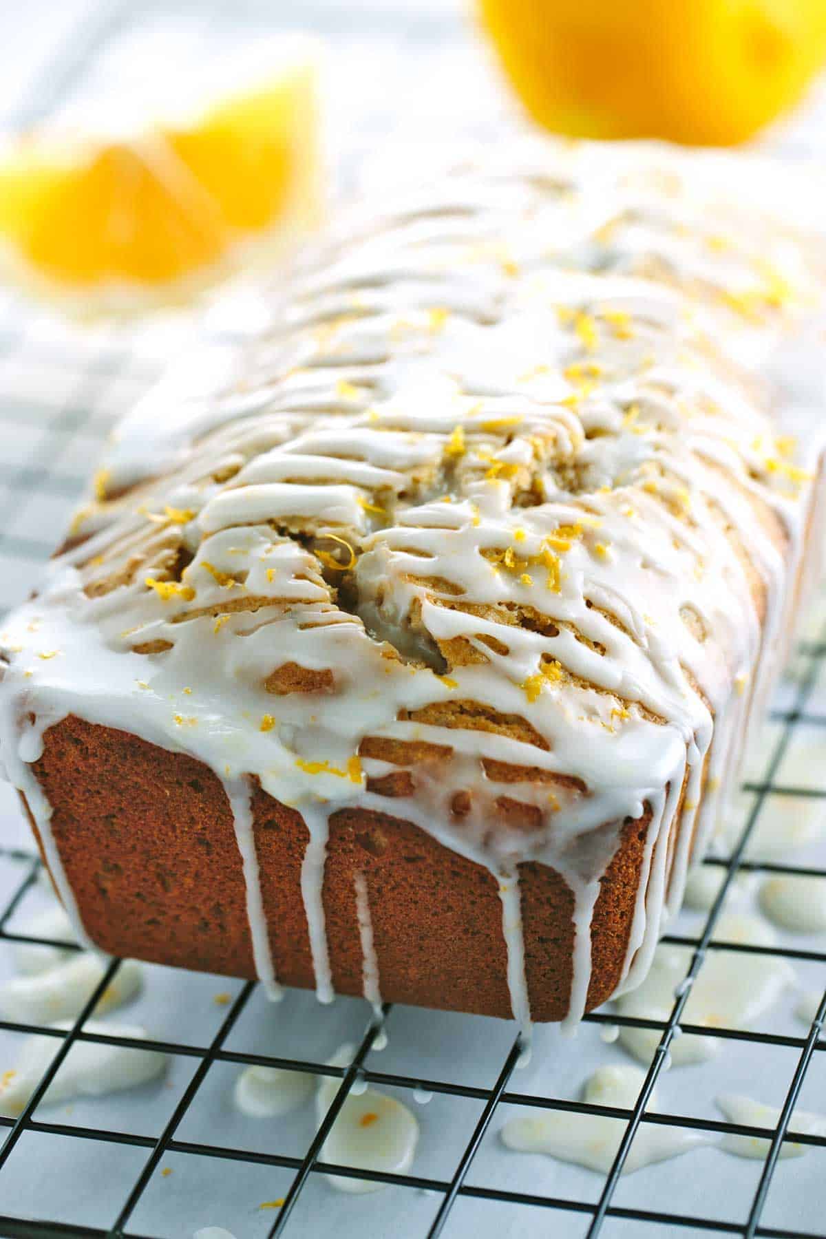 上面淋有白色糖霜的柠檬蛋糕