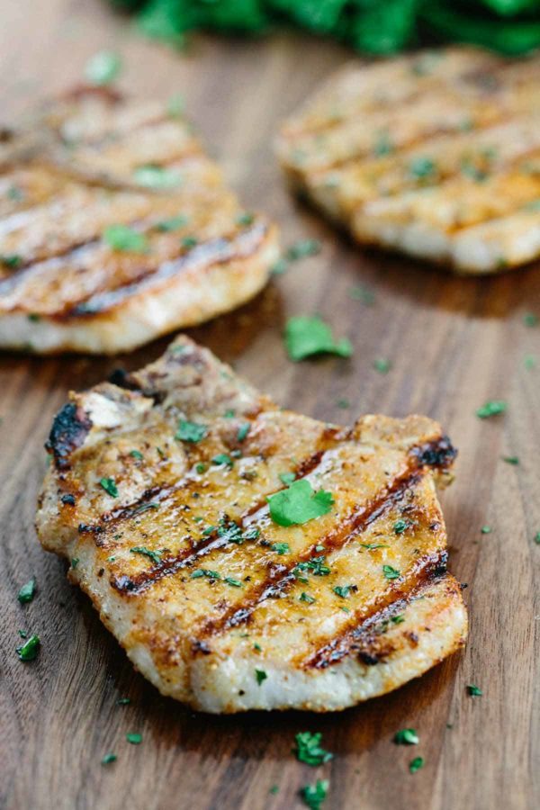 木制砧板上的烤猪排