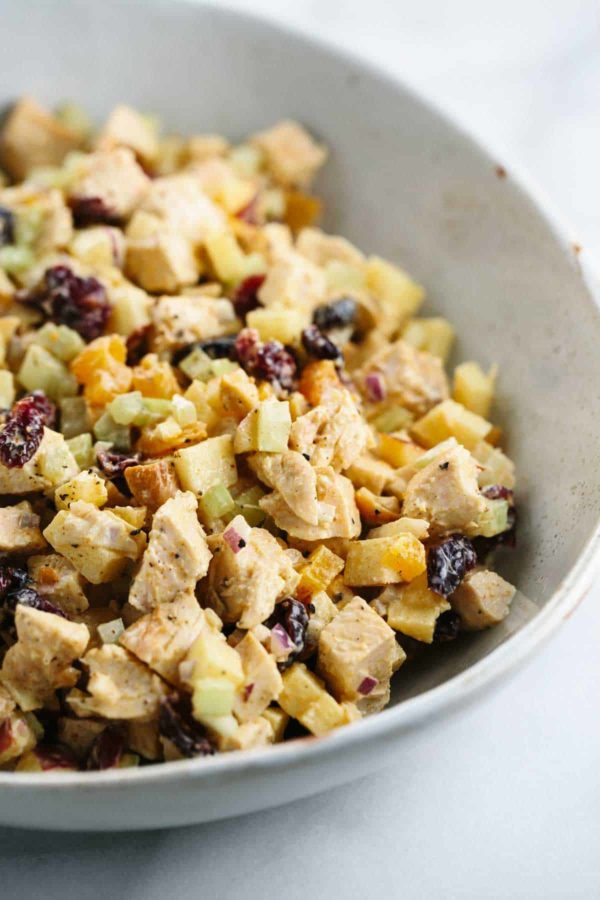 一碗咖喱鸡肉沙拉的特写镜头