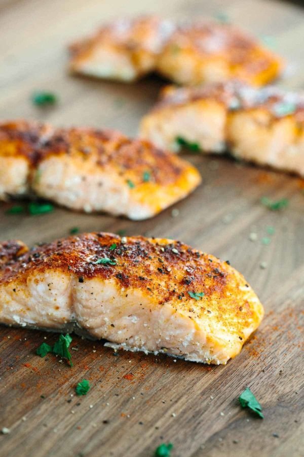 煮熟的鲑鱼在切板上