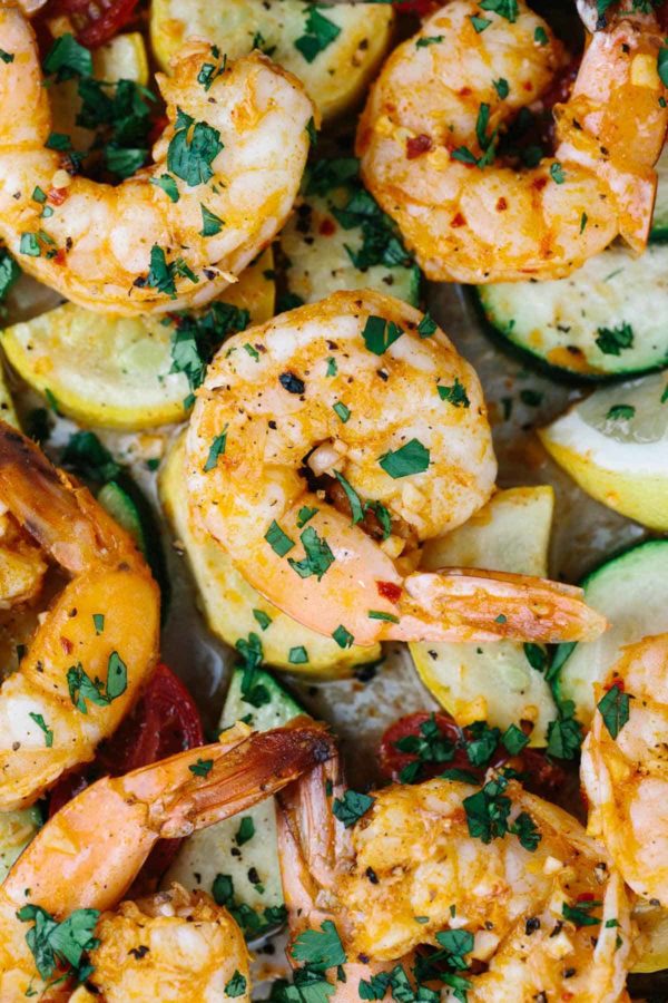 俯视图与虾和蔬菜的单锅