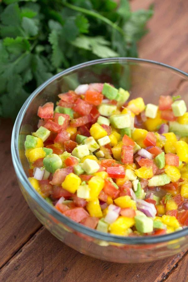 在一个清楚的玻璃碗的芒果辣调味汁