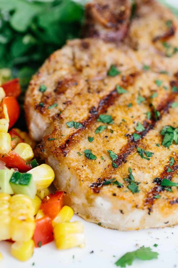 猪排上的烧烤痕迹