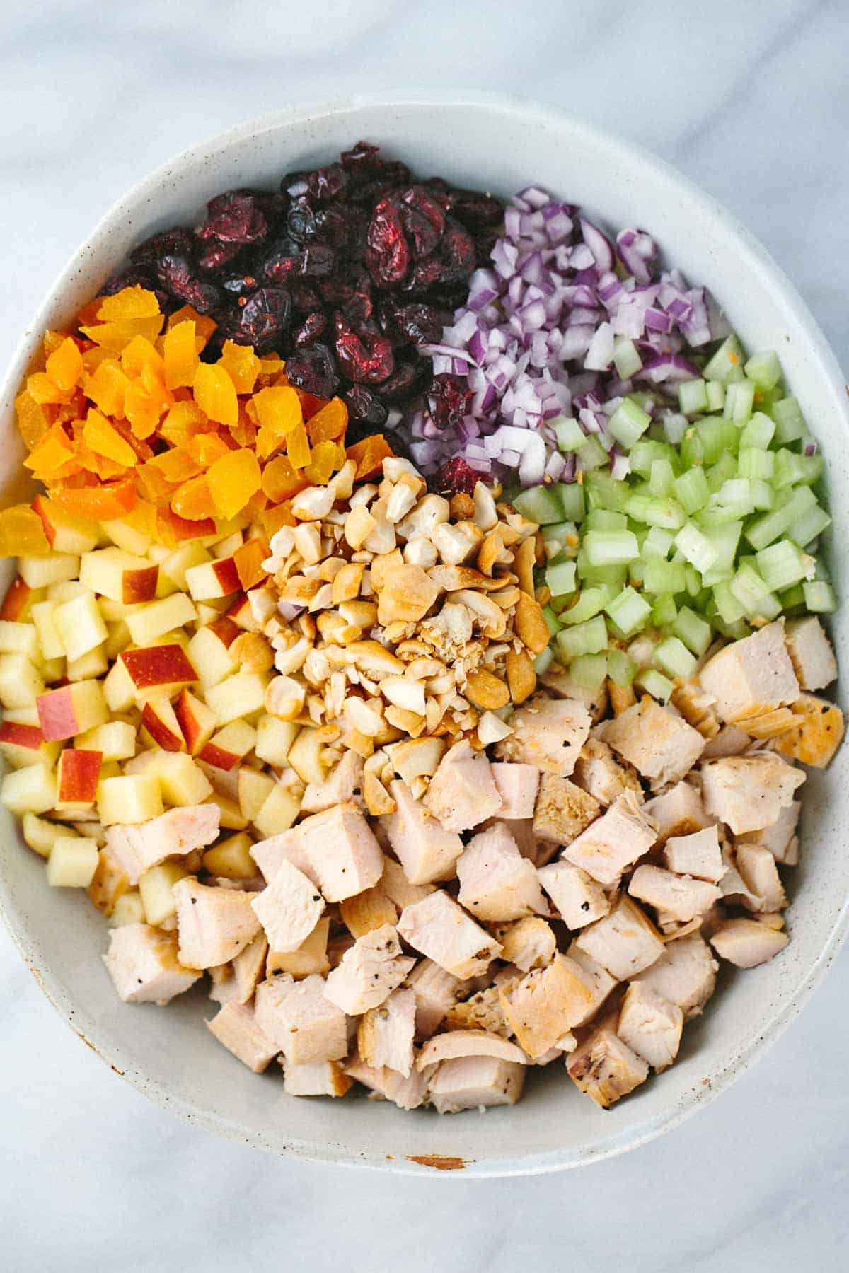 在搅拌之前,将咖喱鸡肉沙拉的配料放入碗中