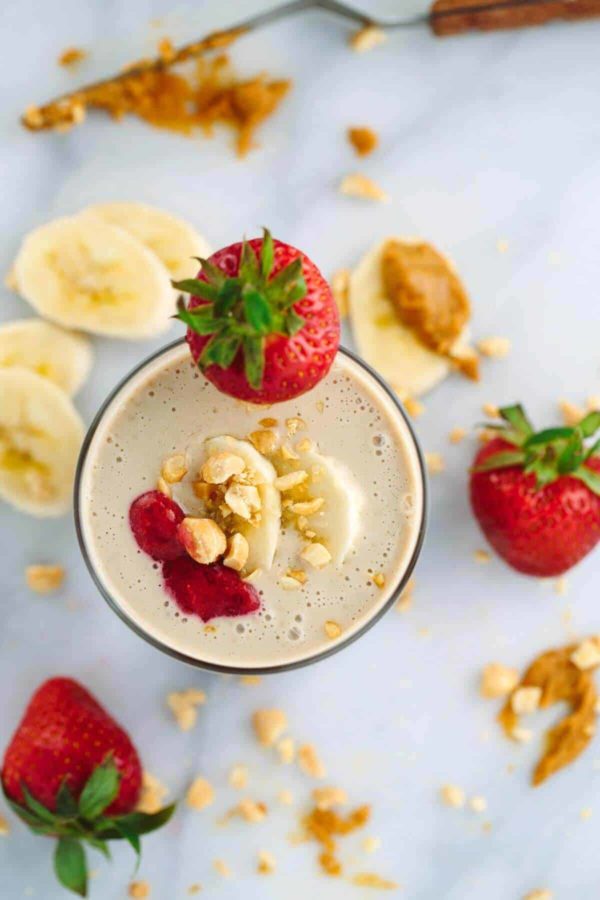 自顶向下的观点与草莓和切片香蕉冰沙饮料