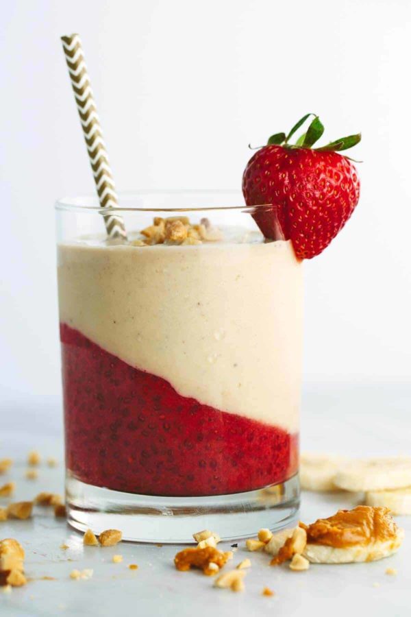 思慕雪的侧视图,顶部伸出一根吸管