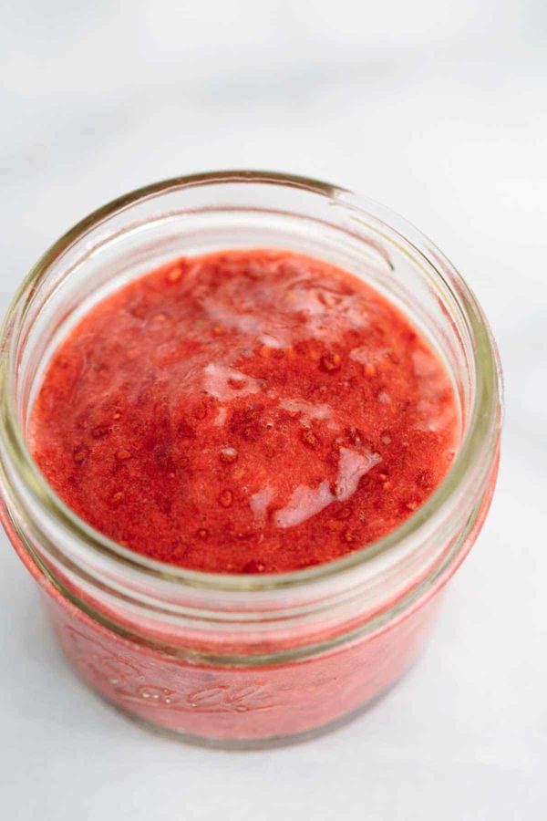 草莓奇亚籽果冻装在小玻璃瓶里