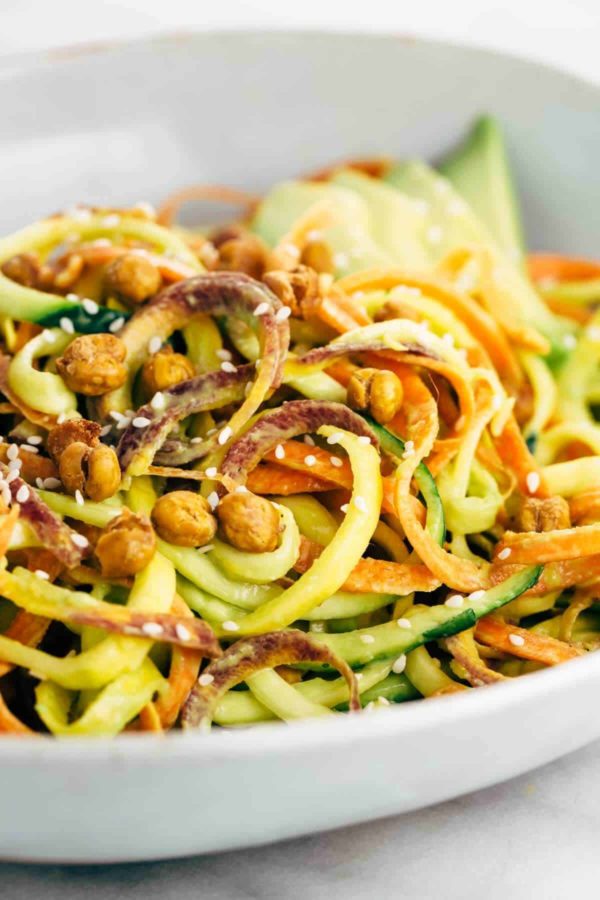 一碗炒鹰嘴豆和芝麻螺旋蔬菜面