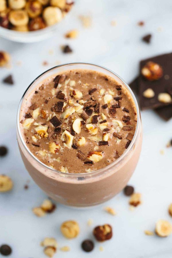 碎榛子和巧克力屑放在冰沙上