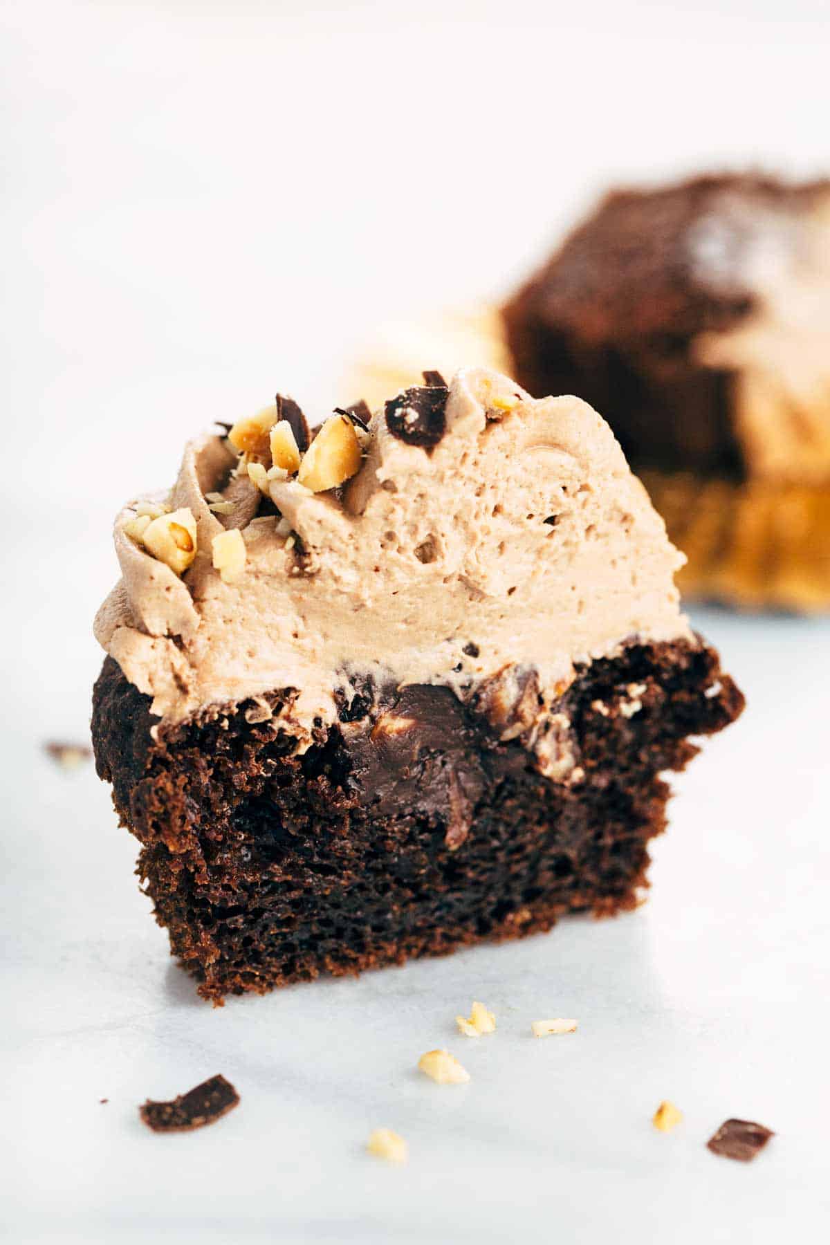 灵感来自费列罗巧克力蛋糕,巧克力甘纳许馅和榛子奶油巧克力酱| jessicagavin.com