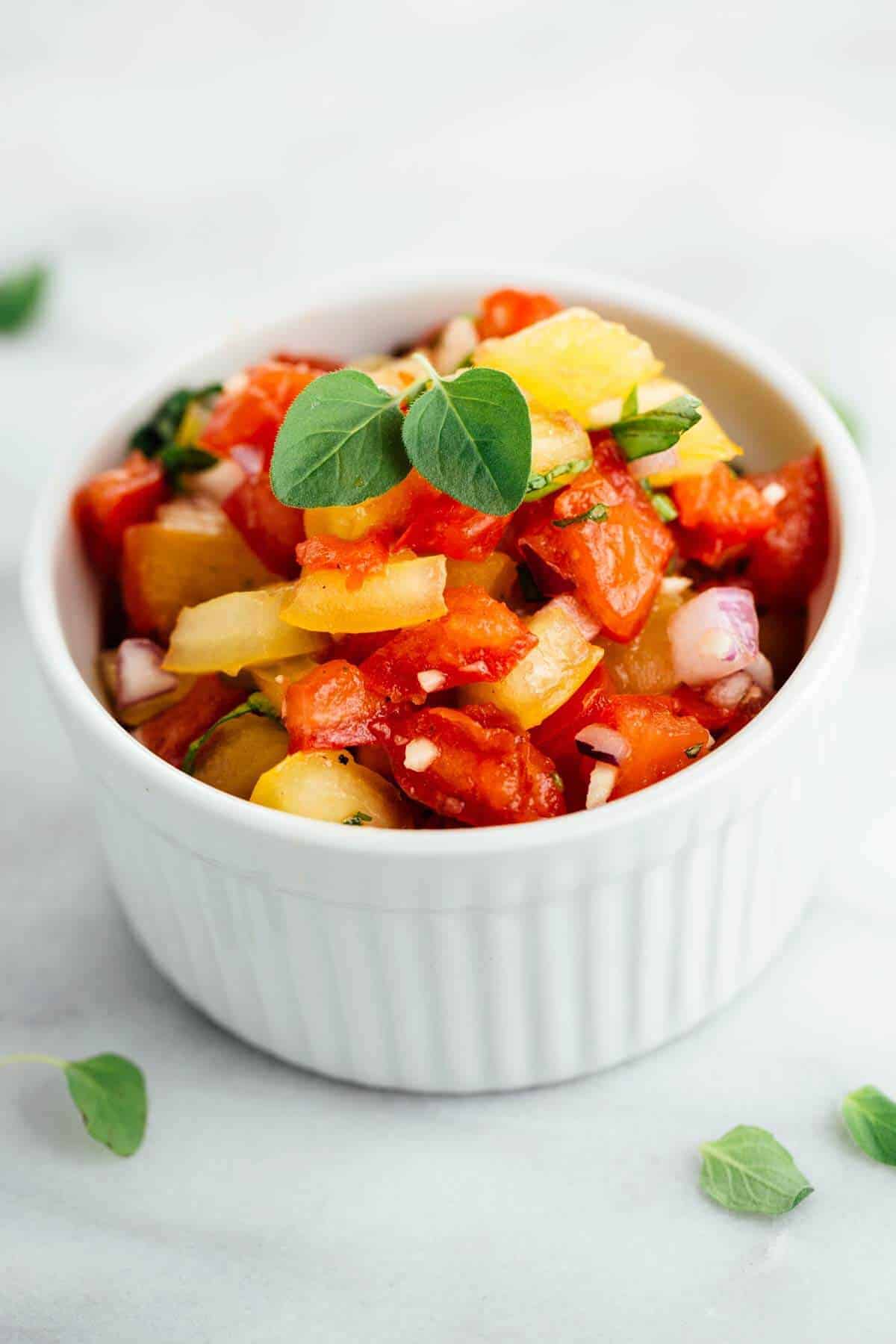 白碗里的西红柿丁