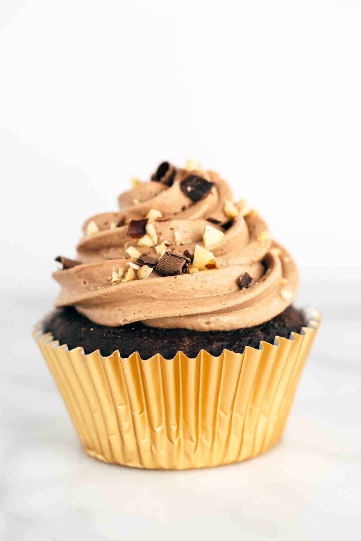 灵感来自费列罗巧克力蛋糕,巧克力甘纳许馅和榛子奶油巧克力酱| jessicagavin.com