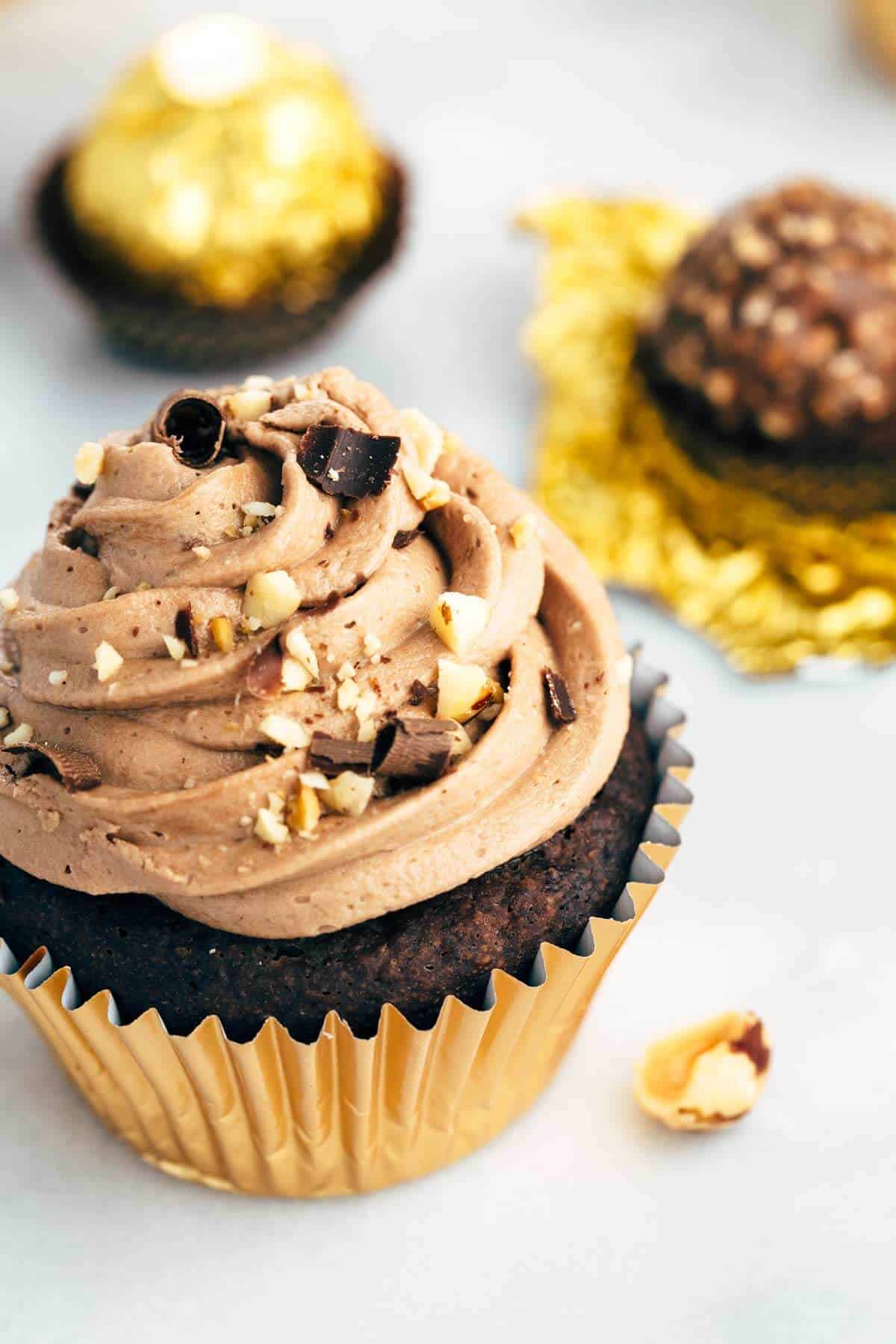 灵感来自费列罗巧克力蛋糕,巧克力甘纳许馅和榛子奶油巧克力酱| jessicagavin.com