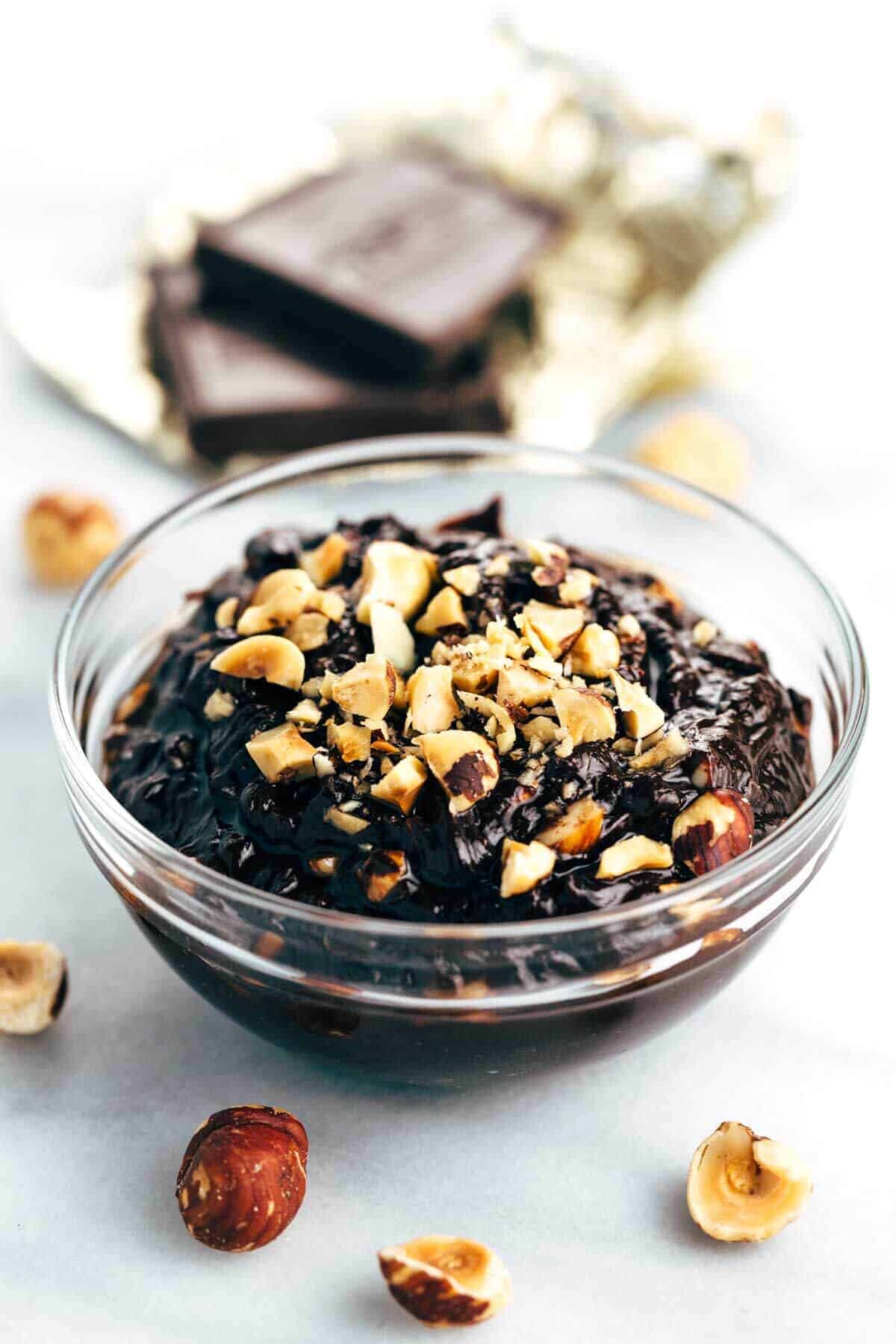 黑巧克力甘纳许配榛子在碗里