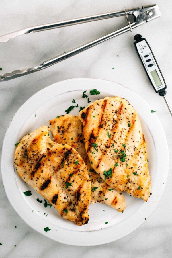 鸡胸肉放在有烧烤标记的盘子上