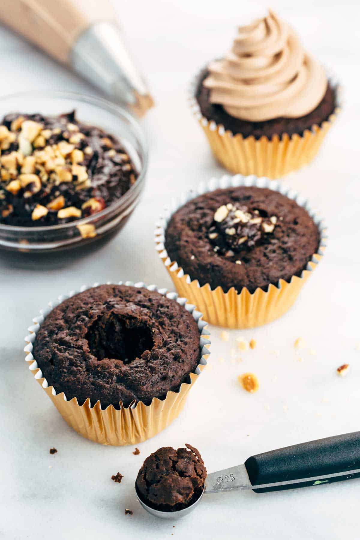 灵感来自费列罗巧克力蛋糕,巧克力甘纳许馅和榛子奶油巧克力酱| jessicagavin.com