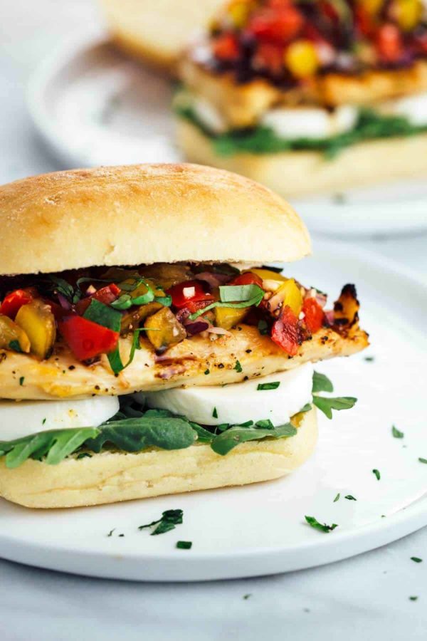 烤鸡肉烤面包三明治